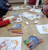 활기차게 헤엄치는 잉어.jpg